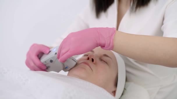 Primer Plano Médico Esteticista Manos Con Ultrasonido Láser Lifting Facial — Vídeos de Stock