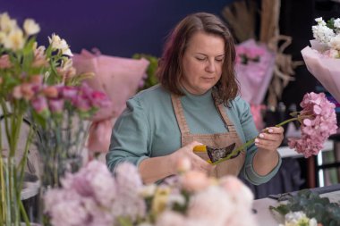 Uluslararası Kadınlar Günü 'nü çiçekçimizdeki yetenekli çiçekçiler tarafından özenle hazırlanmış büyüleyici bir buket çiçekle kutlayalım.