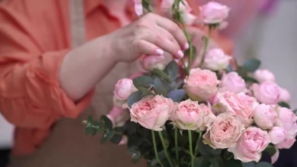 Mulheres Floristas Qualificados Mãos Perto Combina Beleza Natural Rosas Rosa — Vídeo de Stock