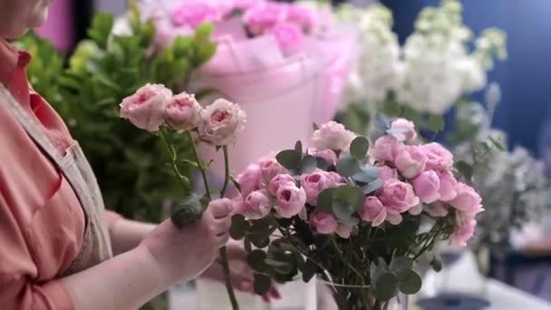 Profesjonalny Artysta Kwiatowy Starannie Tworząc Wspaniałe Różowe Aranżacji Kwiatowy Design — Wideo stockowe