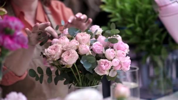 Especialista Decorador Flores Usando Suas Mãos Para Criar Belo Buquê — Vídeo de Stock
