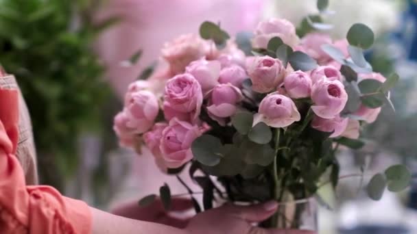 Virágüzlet Elfogadja Megrendeléseket Létrehozza Tökéletes Rózsaszín Rózsa Elrendezése Szállításra Kész — Stock videók