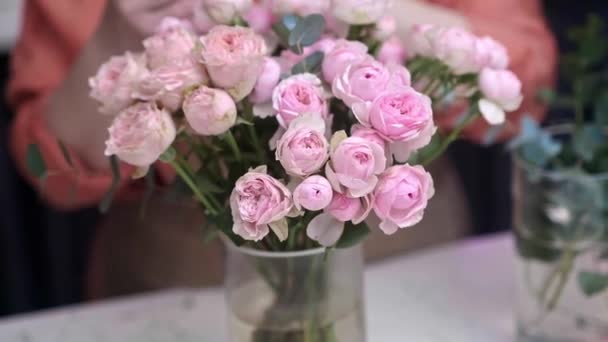 Kwiaciarnia Kwiaciarni Przyjmuje Zamówienia Tworzy Piękne Żywe Aranżacje Różowych Róż — Wideo stockowe