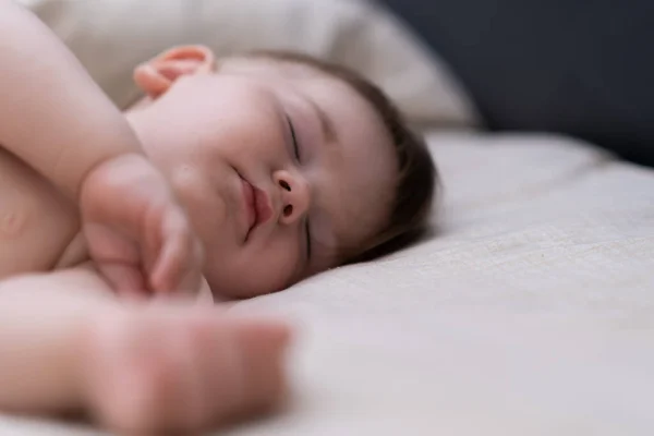 Schattige Mollige Baby Slapen Zacht Bed Met Wit Laken Borstvoeding — Stockfoto