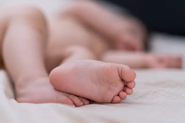 Schattige Zachte Voeten Van Onschuldige Baby Liggend Comfortabele Zachte Bed — Stockfoto