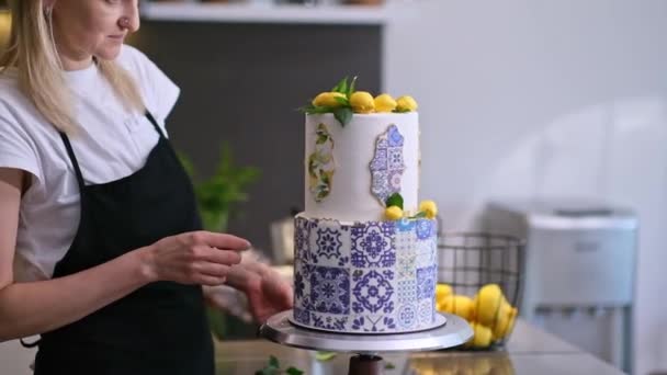 Soddisfatto Pasticciere Grembiule Decorazione Torta Due Livelli Con Modelli Limoni — Video Stock