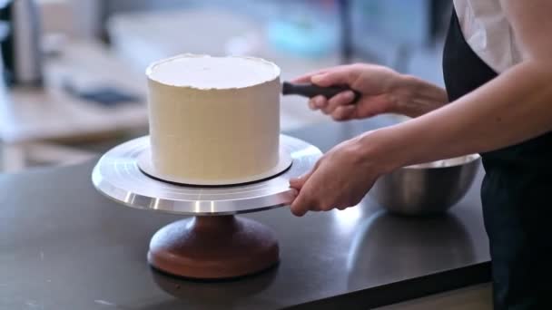 Profesyonel Şekerlemeci Beyaz Pasta Saplı Bıçakla Bitiriş Kalıbını Önlüklü Mutfak — Stok video