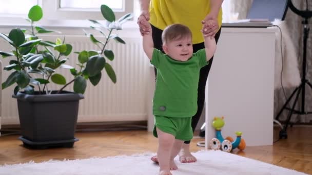 Fürsorgliche Mutter Bringt Kleinem Sohn Bei Auf Weißem Teppich Wohnzimmer — Stockvideo