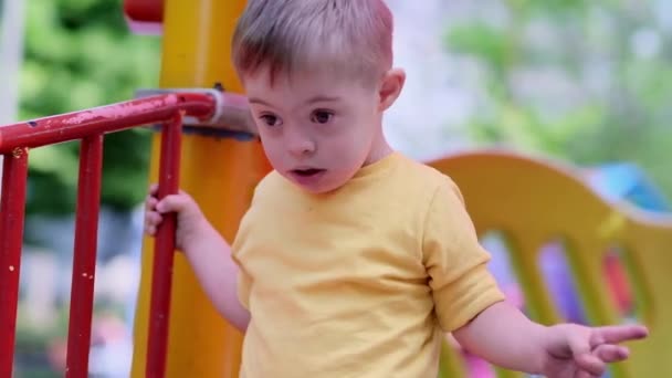 Обережний Маленький Хлопчик Синдромом Дауна Який Ходить Альпініста Тримаючись Рейлінги — стокове відео