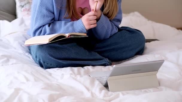 Εστιασμένο Υπέρβαρο Έφηβο Κορίτσι Γυαλιά Βλέποντας Online Σεμινάριο Μέσω Tablet — Αρχείο Βίντεο