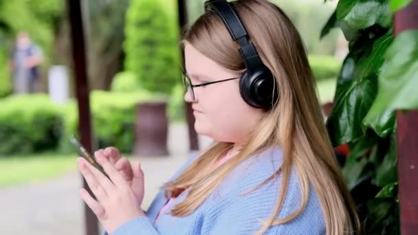 Adolescente Enfocada Auriculares Inalámbricos Revisando Comentarios Fotos Redes Sociales Blogger — Vídeo de stock