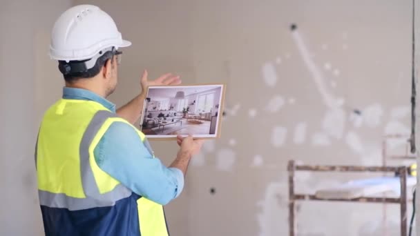 Erfahrener Ingenieur Stellt Sich Fertige Renovierung Des Wohnzimmers Vor Mann — Stockvideo