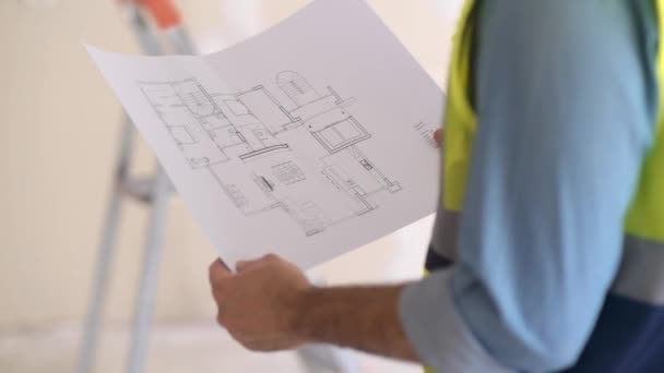Engenheiro Profissional Segurando Projeto Apartamento Desenho Planta Contra Ladder Especialista — Vídeo de Stock