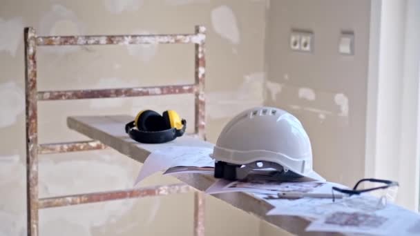 Základní Bezpečnostní Vybavení Pro Stavební Dělníky Tvrdé Klobouky Ochranné Brýle — Stock video