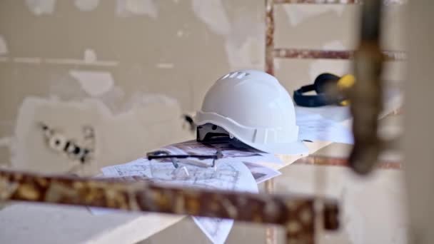 Schutzausrüstung Für Bauarbeiter Darunter Harthüte Schutzbrillen Und Geräuschunterdrückende Kopfhörer Sowie — Stockvideo