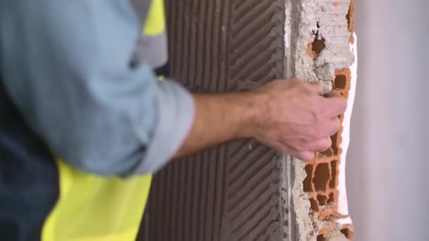 Inženýr Stavební Kontroly Stavu Kvalitní Muž Jednotné Přípravě Renovaci Bytu — Stock video
