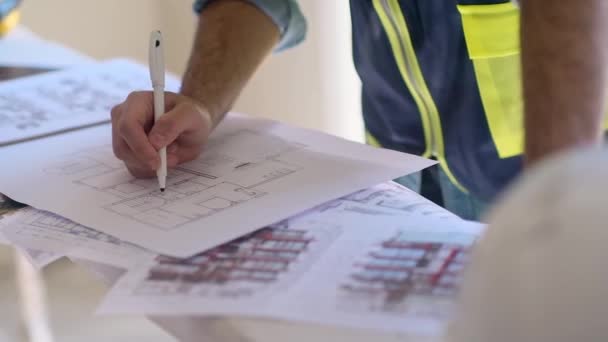 Arbeiter Weste Bearbeitung Und Korrektur Renovierungsprojekt Papiere Steht Der Nähe — Stockvideo