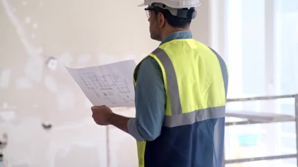 Daha Bitirilmemiş Projeler Üzerinde Çalışan Dikkatli Mühendis Modern Ofiste Yenileme — Stok video