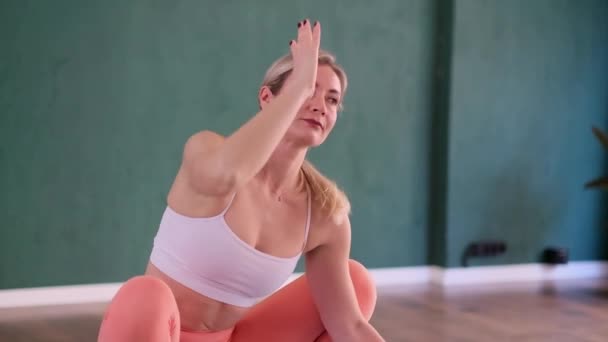 Yoga Poseren Voor Gezondheid Lichaam Flexibiliteit Blonde Vrouw Doen Effectieve — Stockvideo