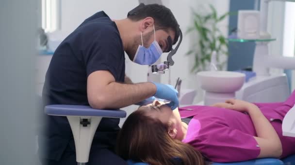 Εξειδικευμένος Οδοντίατρος Γάντια Μίας Χρήσης Που Διενεργεί Οδοντιατρικό Έλεγχο Ασθενή — Αρχείο Βίντεο