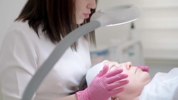 Klinika Estetické Medicíny Zdatný Kosmetik Obličejové Procedury Včetně Peeling Zvedání — Stock video