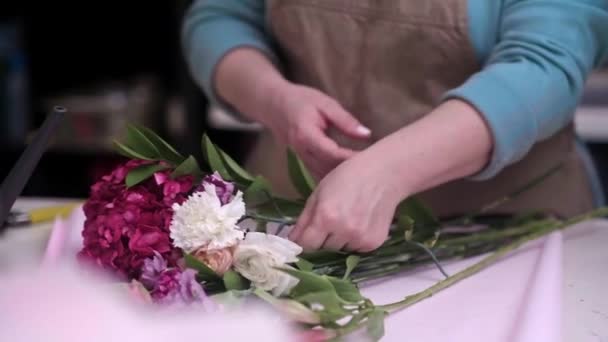 Modern Elegant Floral Shop Skilled Flower Shop Assistant Prepares Creates — Stock Video