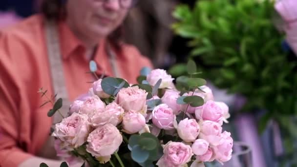 Primer Plano Encantador Ramo Flores Primavera Rosa Rosa Florece Cuidadosamente — Vídeo de stock