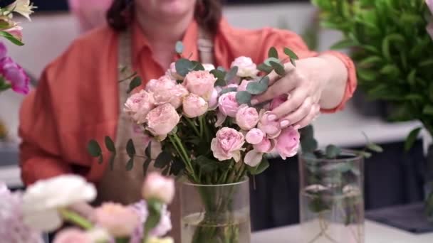 Modern Çiçekçide Çalışan Yaratıcı Bayan Işadamı Büyüleyici Bir Buket Pembe — Stok video