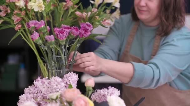 Талантливая Женщина Флорист Владелец Бизнеса Демонстрирует Свой Творческий Опыт Создает — стоковое видео