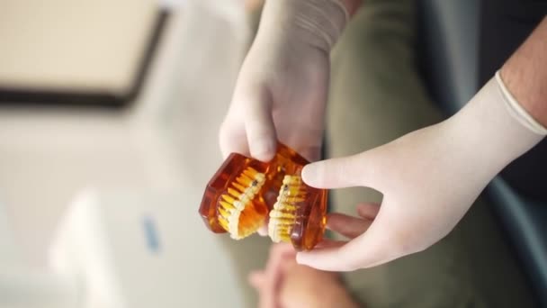 Arzt Schwarzer Uniform Empfiehlt Dem Patienten Zahnspangen Installieren Und Kieferorthopädische — Stockvideo
