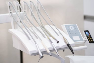 Diş sağlığı sorunları olan hastalar için stomatoloji kliniği profesyonel ekipmanlarında çağdaş yüksek kaliteli makinelerin diş aletleri ve kontrol paneli