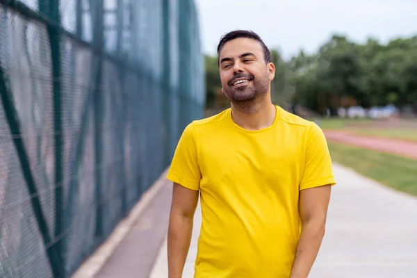 Hombre Sonriente Camiseta Amarilla Caminando Por Carretera Junto Cerca Red — Foto de Stock