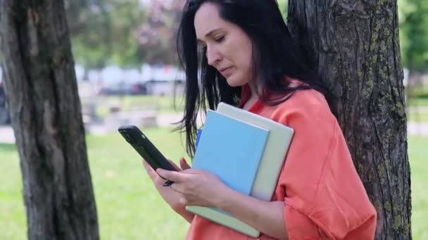 Mujer Negocios Mensajería Ropa Casual Teléfono Celular Que Sostiene Tableta — Vídeo de stock