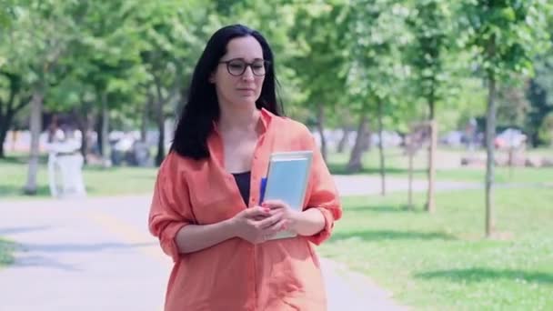 Wanita Bisnis Dengan Pakaian Bergaya Memegang Buku Catatan Dan Tablet — Stok Video