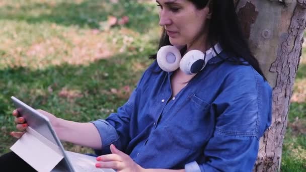 Terkonsentrasi Freelancer Denim Shirt Berkomunikasi Dengan Majikan Online Chat Melalui — Stok Video