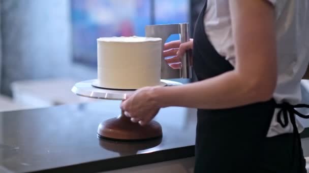 Profesjonalny Cukiernik Pomocą Skrobaka Ciasta Obsługi Białego Mastiku Pieczone Ciasto — Wideo stockowe