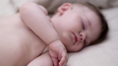 Masum küçük çocuk uyuyordu. Beyaz çarşafla yatağa uzanmış yatıyordu. Küçük şirin bebeğin minik parmakları öğleden sonra evde emzirdikten sonra uyuyordu.