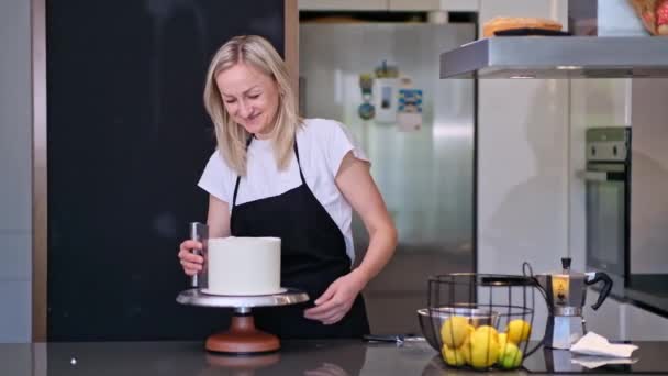 Beyaz Mastiği Şekersiz Pastayla Bitirmeyi Bitiren Mutlu Sarışın Kadın Pasta — Stok video