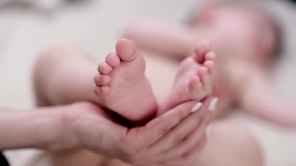 Mano Madre Sosteniendo Los Pies Desnudos Tiernos Del Bebé Que — Vídeo de stock