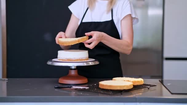 Zufriedene Blonde Frau Verbindet Frische Kuchenschichten Mit Süßer Sahne Verschmiert — Stockvideo