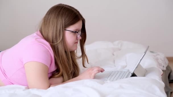 Skupienie Nadwagi Nastolatka Pomocą Touchpad Bezprzewodowej Klawiatury Nauki Tablecie Nastolatek — Wideo stockowe