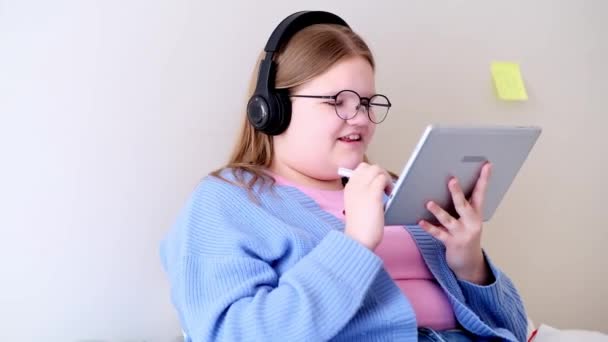 Adolescente Sovrappeso Con Cuffie Sviluppare Abilità Creative Facendo Esercizi Online — Video Stock
