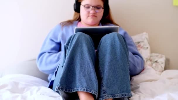 Adolescente Enfocada Auriculares Inalámbricos Escuchando Podcasts Educativos Usando Tabletas Colegiala — Vídeos de Stock