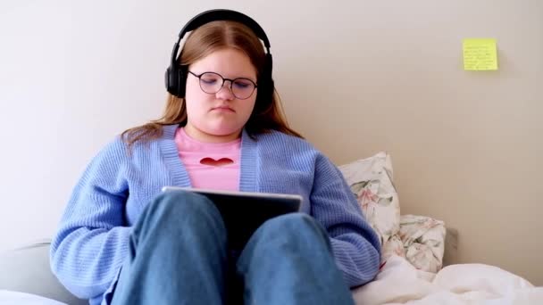 Υπερβολική Έφηβος Κορίτσι Ασύρματα Ακουστικά Κάνει Την Εργασία Στο Σύγχρονο — Αρχείο Βίντεο
