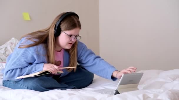 Sobrepeso Adolescente Fones Ouvido Assistindo Vídeos Educativos Tablet Segurando Caneta — Vídeo de Stock