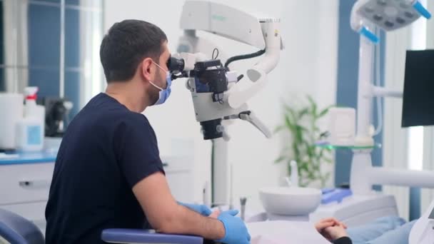 Profesjonalny Mikroskop Stomatologiczny Badania Jamy Ustnej Stomatolog Sprawdzający Zęby Pacjenta — Wideo stockowe