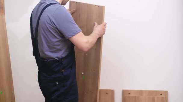 ラック木工や大工のビジネスを構築する準備ができてオフィスの壁に木製の板を置く全体でカスタム家具の生産と組立マスター — ストック動画