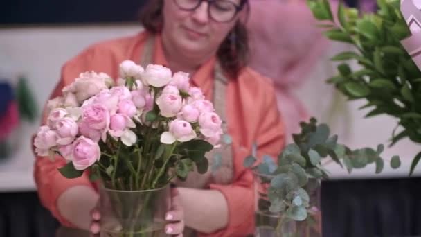 Wiosenny Pomysł Kwiaciarnia Przygotowanie Idealne Różowe Róże Piękny Bukiet Wiosennych — Wideo stockowe