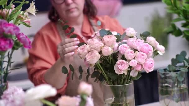 Pracowity Kwiaciarnia Kwiaciarni Przyjmuje Zamówienia Dostawy Kwiatów Tworzy Piękne Aranżacje — Wideo stockowe