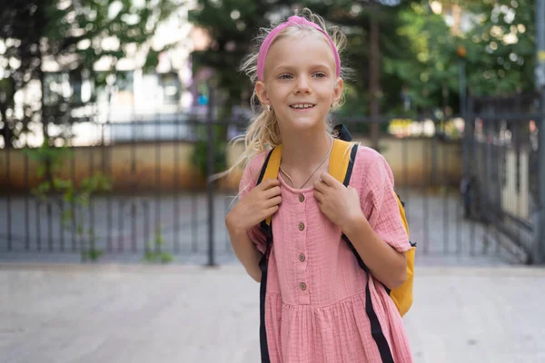 Blondynka Uczennica Uśmiecha Się Trzymając Paski Plecaka Cute Little Girl — Zdjęcie stockowe